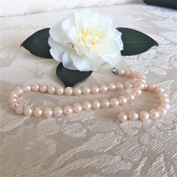 NORDSTROM'S Jewelry - PEARL NECKLACE WHITE-PINK TINGED FAUX PEARLS